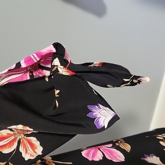 Express Black Floral V-Neck 3/4 Sleeve Shift Mini Dress with Tie Detail - Size M - Picture 7 of 10